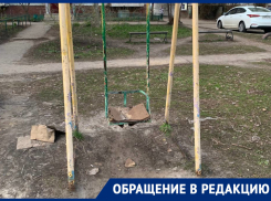 Ржавые цепи, адские горки: жуткую детскую площадку показали на фото в Воронеже