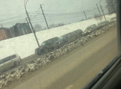 «Скорая не может проехать»: стало известно, откуда взялась гигантская пробка на Ломоносова в Воронеже 