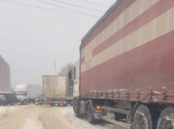 Фуры попали в непреодолимую ловушку в Воронеже