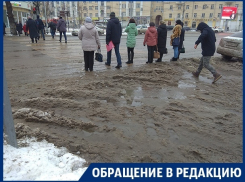 Пешеходы тонут в снежной каше на «зебре» в центре Воронежа