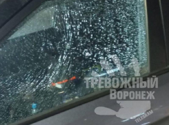 Воронежцы сообщили о стрельбе неизвестного по машине в центре города 