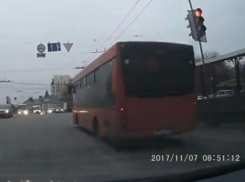 Опасное нарушение воронежского маршрутчика попало на видео