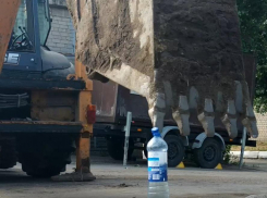 Экскаваторщик выполнил Bottle Cap Challenge за 3 секунды в Воронеже