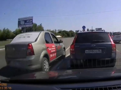 Таксиста сдали в ГИБДД после лихого заезда в Воронеже