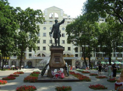 Воронежу вручили почетный флаг петровского города