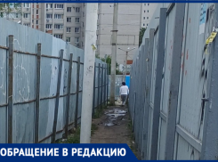 В узкий проход с коричневой жижей вынудили соваться воронежцев