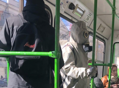 Человека в костюме химзащиты заметили в воронежском автобусе