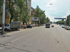 В Левобережном районе стоявшую на тротуаре женщину сбила иномарка