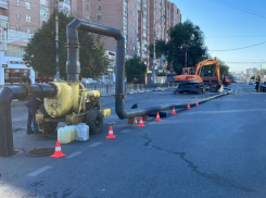 Фекальный потоп перекрыл движение автомобилей по главной улице в Воронеже