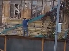 Воронежцы сняли, как мародеры разворовывают историческое здание в центре