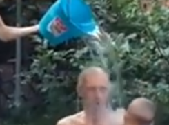 Эдуард Бояков принял участие в мировом флешмобе и облился холодной водой