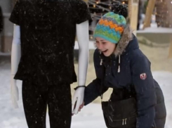 Воронежскую участницу шоу на ТНТ приковали наручниками к манекену