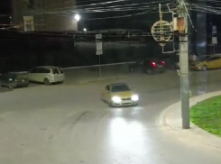 Безумный дрифт золотого авто попал на видео в Воронеже 