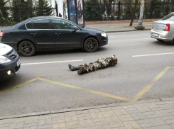 «Кидается под машины и ложится на дорогу»: воронежец снял странное поведение мужчины в камуфляже 