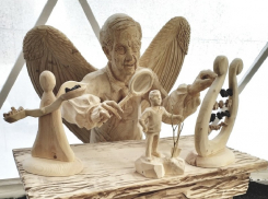 Безупречное владение бензопилой помогло воронежцу создать «Небесную канцелярию»