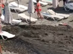 Воронежца едва не смыло стремительным потоком нечистот на пляже в Сочи