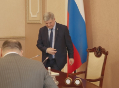 Губернатору Гусеву прописали три варианта судьбы-злодейки 