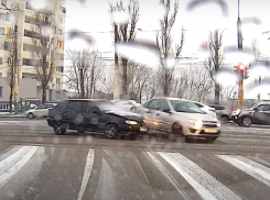 Последствия неудачного разворота на зимней дороге показали на видео в Воронеже