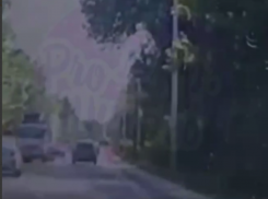 Пугающий момент лобового столкновения с грузовиком попал на видео в Воронеже