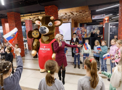 Зажигательный праздник ко Дню народного единства собрал около 100 многодетных семей