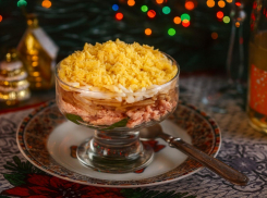 Что приготовить к Новому году: салат с красной рыбой и яблоками