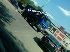 В жесткой аварии самосвал отправил воронежского велосипедиста в больницу