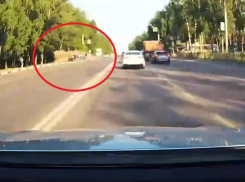 Момент жуткого наезда на пешеходов попал на видео в Воронеже