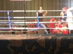 Сумасшедший нокдаун на турнире по тайскому боксу в Воронеже попал на видео