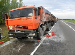 В Нижнедевицком районе прямо на трассе загорелся «КамАЗ»