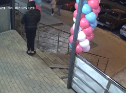 Скверный поступок молодежи попал на видео в воронежском ЖК