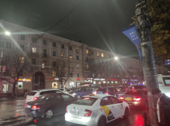 Центр Воронежа парализовали пробки – там всё очень глухо