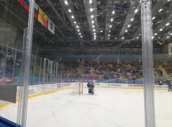 Позорные хоккейные борта заметили в воронежском «Юбилейном», который ремонтируют за 130 млн рублей