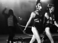 Парень в черном балахоне водил полуобнаженных девиц на поводке в воронежском ресторане