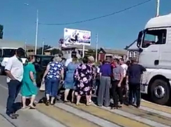 Воронежцы в час пик перекрыли дорогу в войне с чиновниками за воду