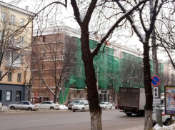 Строительные леса в центре Воронежа могут стать причиной трагедии