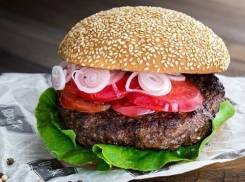 Воронежцев начали бесплатно кормить в модной московской закусочной 