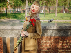 Известная модель устроила фотосессию в военной форме у Вечного огня в Воронеже 