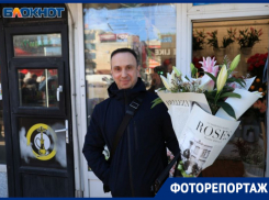 Цветочное безумие: как воронежские мужчины 8 Марта отмечали