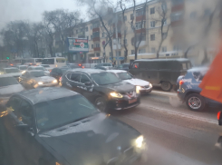 В мертвой пробке встала главная магистраль Воронежа 