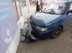 В Воронеже водитель на «десятке» врезался в торговый павильон