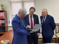 Сборник коллекционных монет подарил Гусев другу и крестнику Гордеева в Воронеже