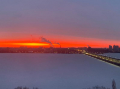 Огненный рассвет феноменально красивого цвета сняли на видео в Воронеже