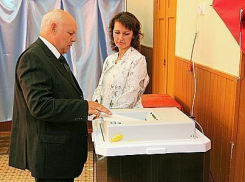 В Воронеже проголосовал спикер областной Думы Владимир Ключников