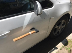 Топор войны сурово воткнули в иномарку в Воронеже