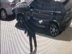 Загадочный человек в маске облил кислотой BMW Х5 в воронежском ЖК