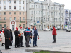Коммунисты в оригинальных масках отметили день рождения Ленина в Воронеже