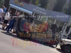 Автомобиль с маленьким ребенком перевернулся на юго-западе Воронежа