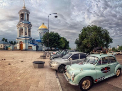 Morris Minor 1967 года сфотографировали на Советской площади Воронежа