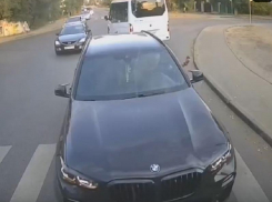 Едва не протаранил автобус: неприличный жест показал водитель BMW на «встречке» 
