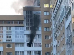 Огонь охватил квартиру с четырьмя детьми в многоэтажном доме в Воронеже